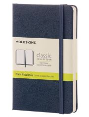 Син джобен тефтер Moleskine Classic Sapphire Blue с твърди корици и бели нелинирани листа